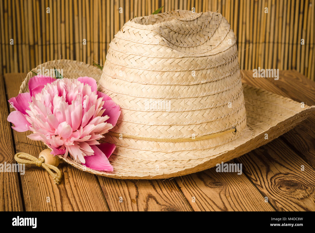 Sombrero de Paja y peonía, close-up Foto de stock
