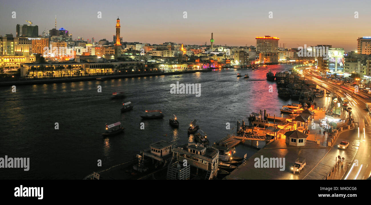 Una foto panorámica sobre el arroyo de Dubai al atardecer Foto de stock