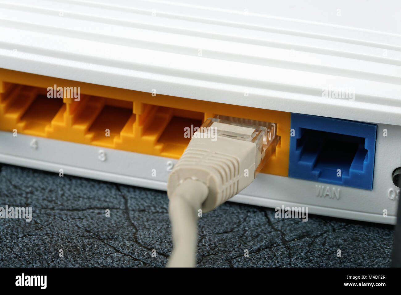 Los routers inalámbricos y de cable de red en la tabla Foto de stock