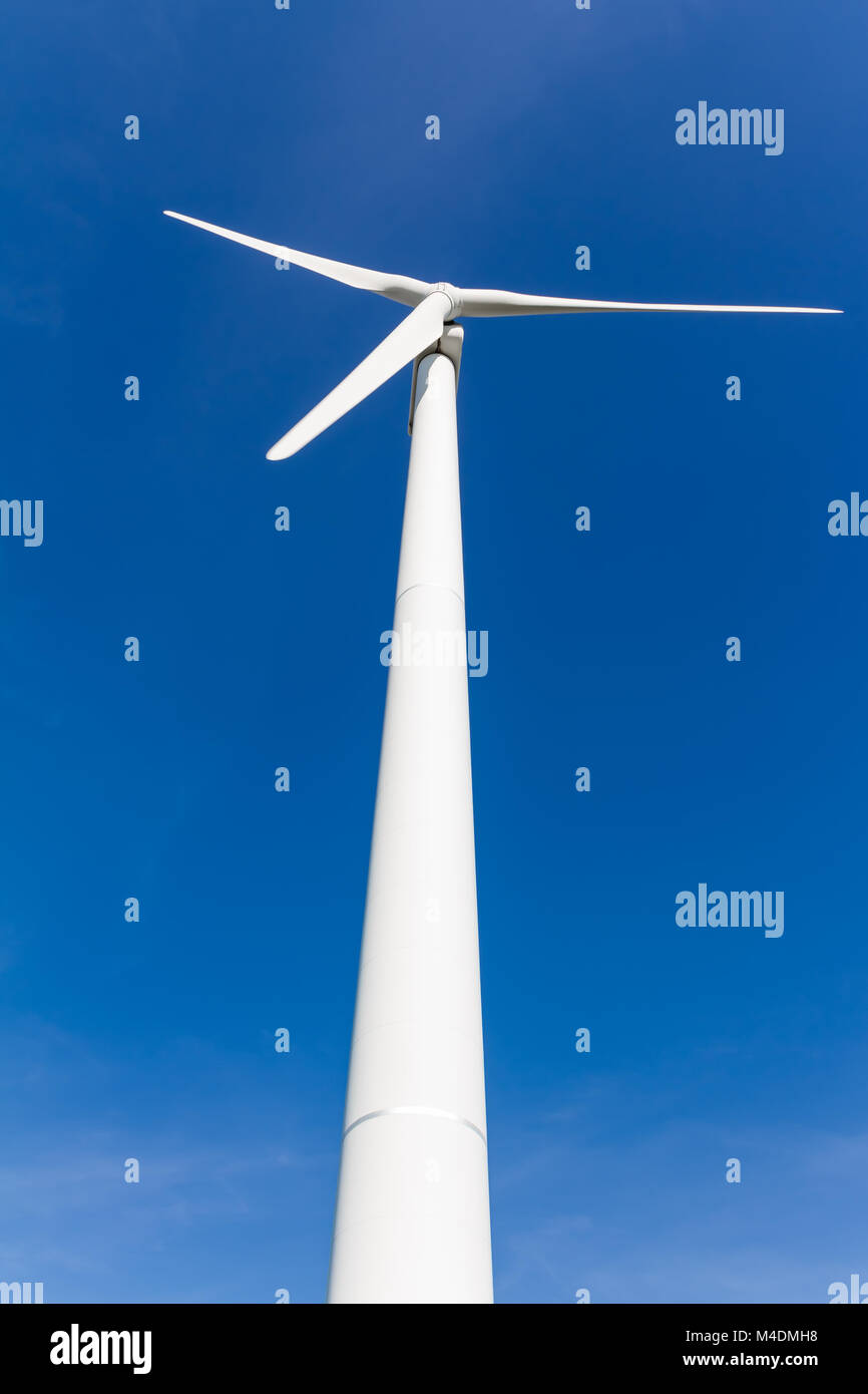 La generación de energía renovable con turbina de viento Foto de stock