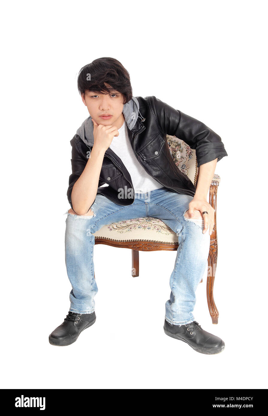 Asian adolescente sentado en silla. Foto de stock