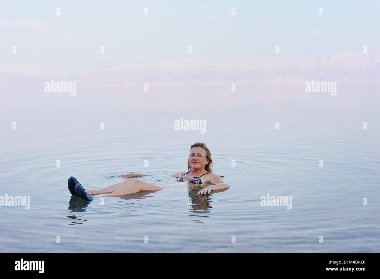 Nadar en el Mar Muerto Foto de stock