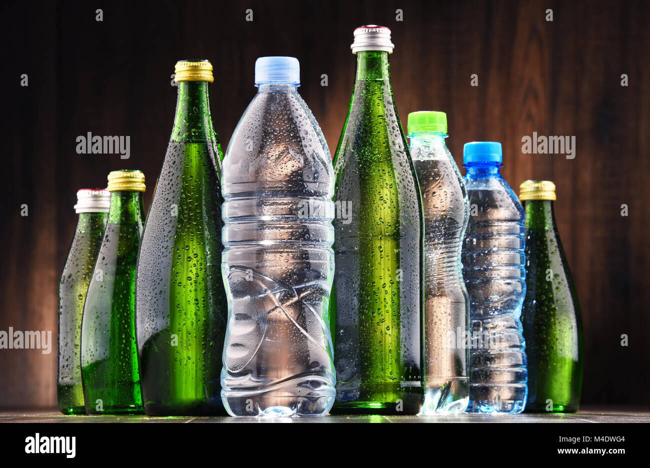 Composición con diferentes tipos de botellas de agua mineral. Foto de stock