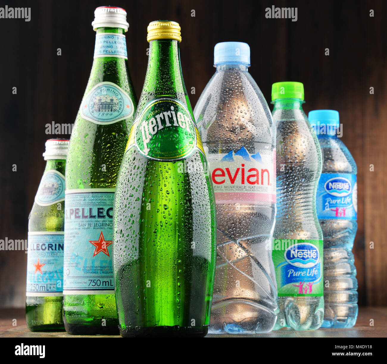 Marcas de agua embotellada global Fotografía de stock - Alamy