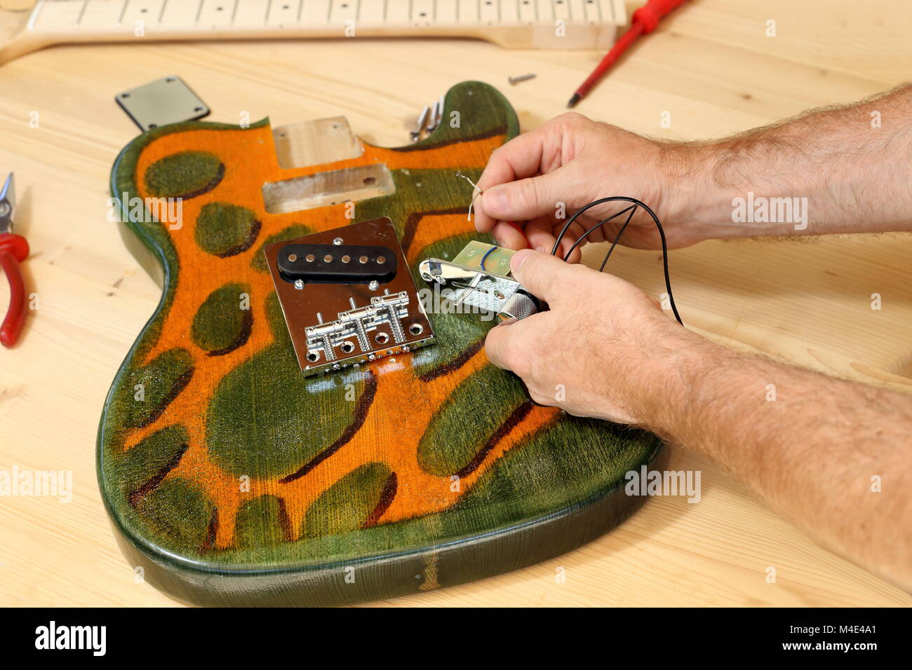 Cableado de guitarra electrica fotografías e imágenes de alta resolución -  Alamy