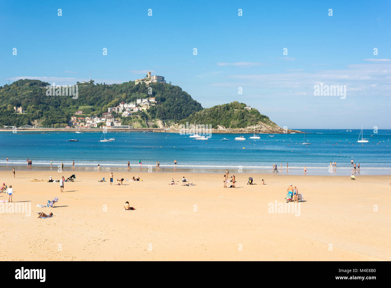 La playa La Concha con vistas al monte Igueldo Foto de stock