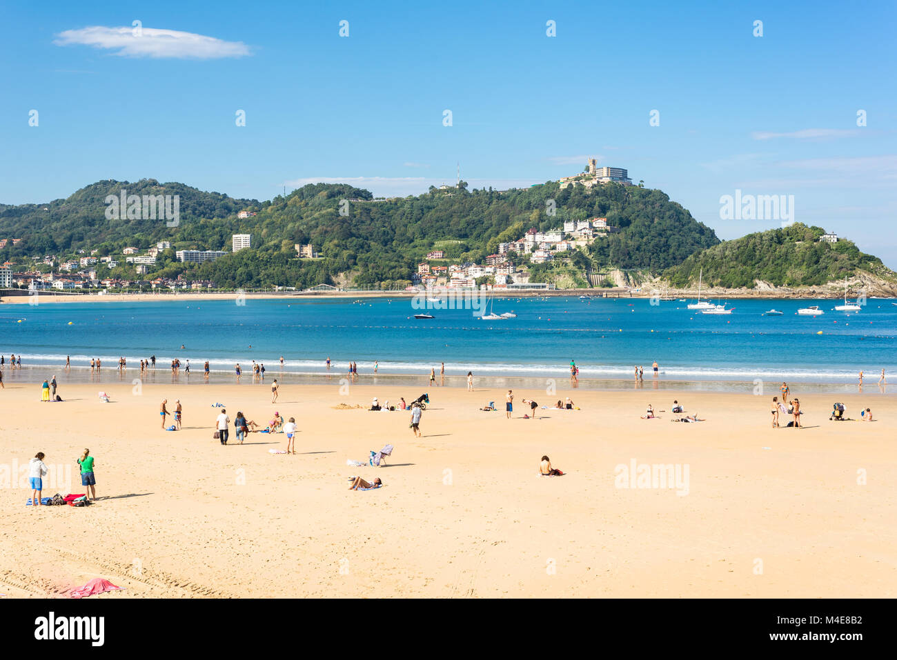 La playa La Concha con vistas al monte Igueldo Foto de stock