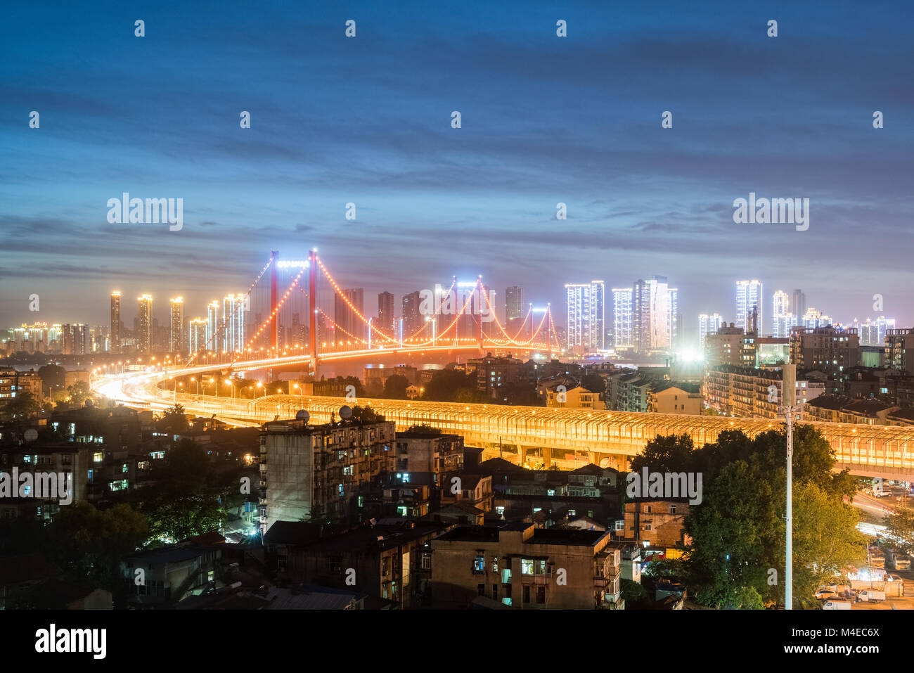 Vista nocturna del Puente de Wuhan Foto de stock