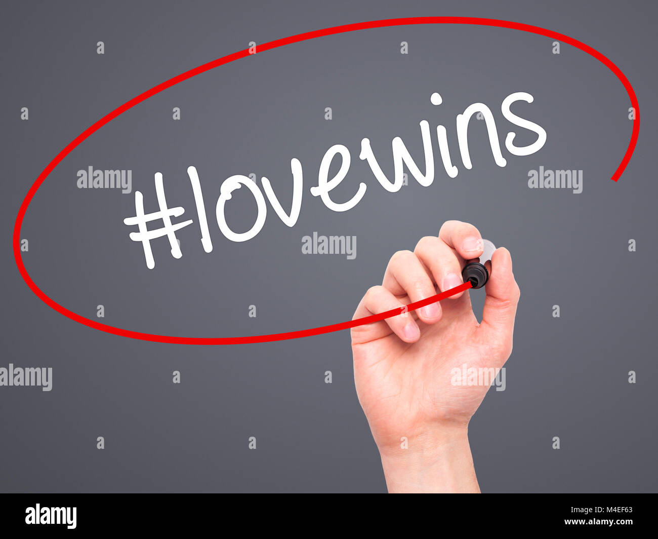 Escritura a mano hombre #lovewins con marcador negro en la pantalla visual Foto de stock