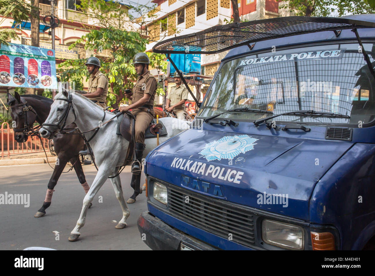 Kolkata, India - Abril 3, 2017: la policía montada a caballo patrullando las calles en el centro de Calcuta, Bengala Occidental, India. Foto de stock