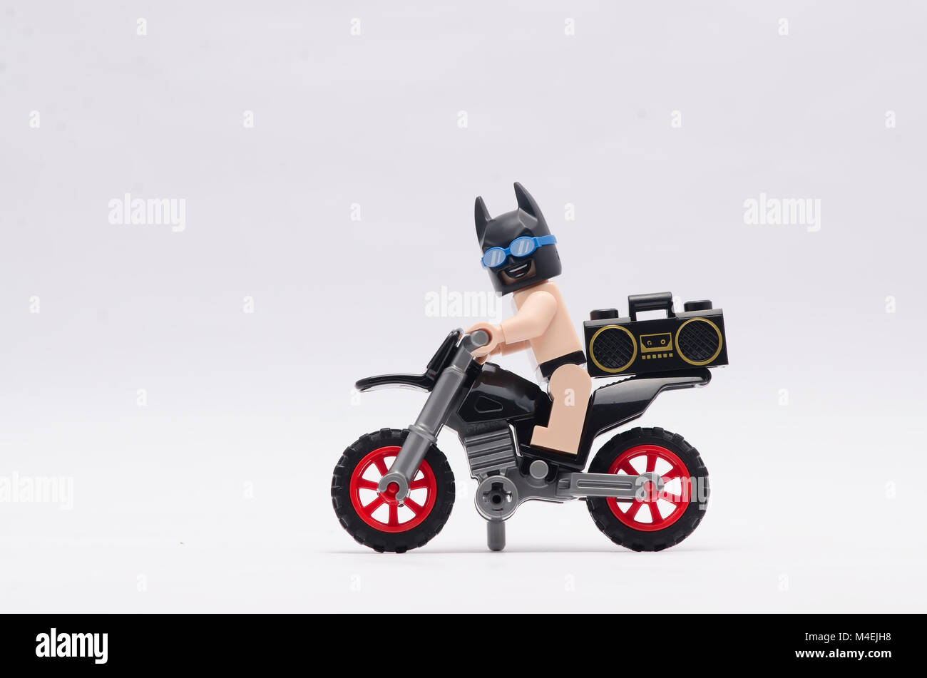 Lego Batman montando un dirt bike aislado sobre fondo blanco Fotografía de  stock - Alamy
