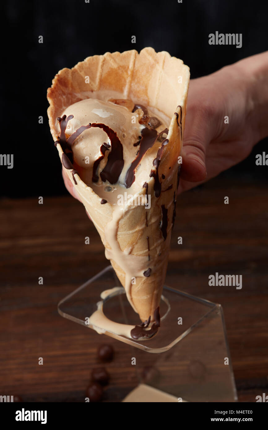 Helado de fusión en un cono de waffle Foto de stock