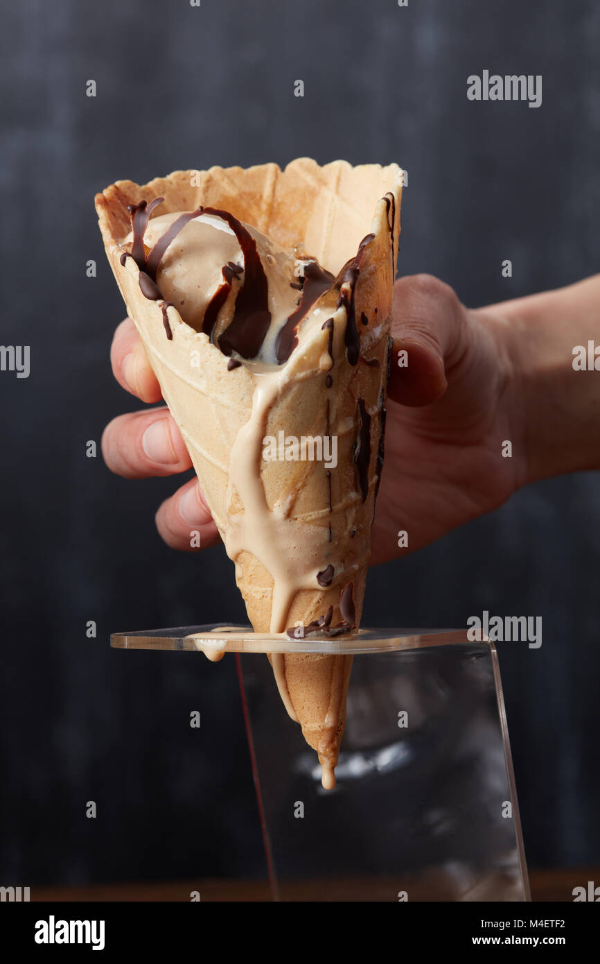 Cono de waffle con helado de fusión Foto de stock