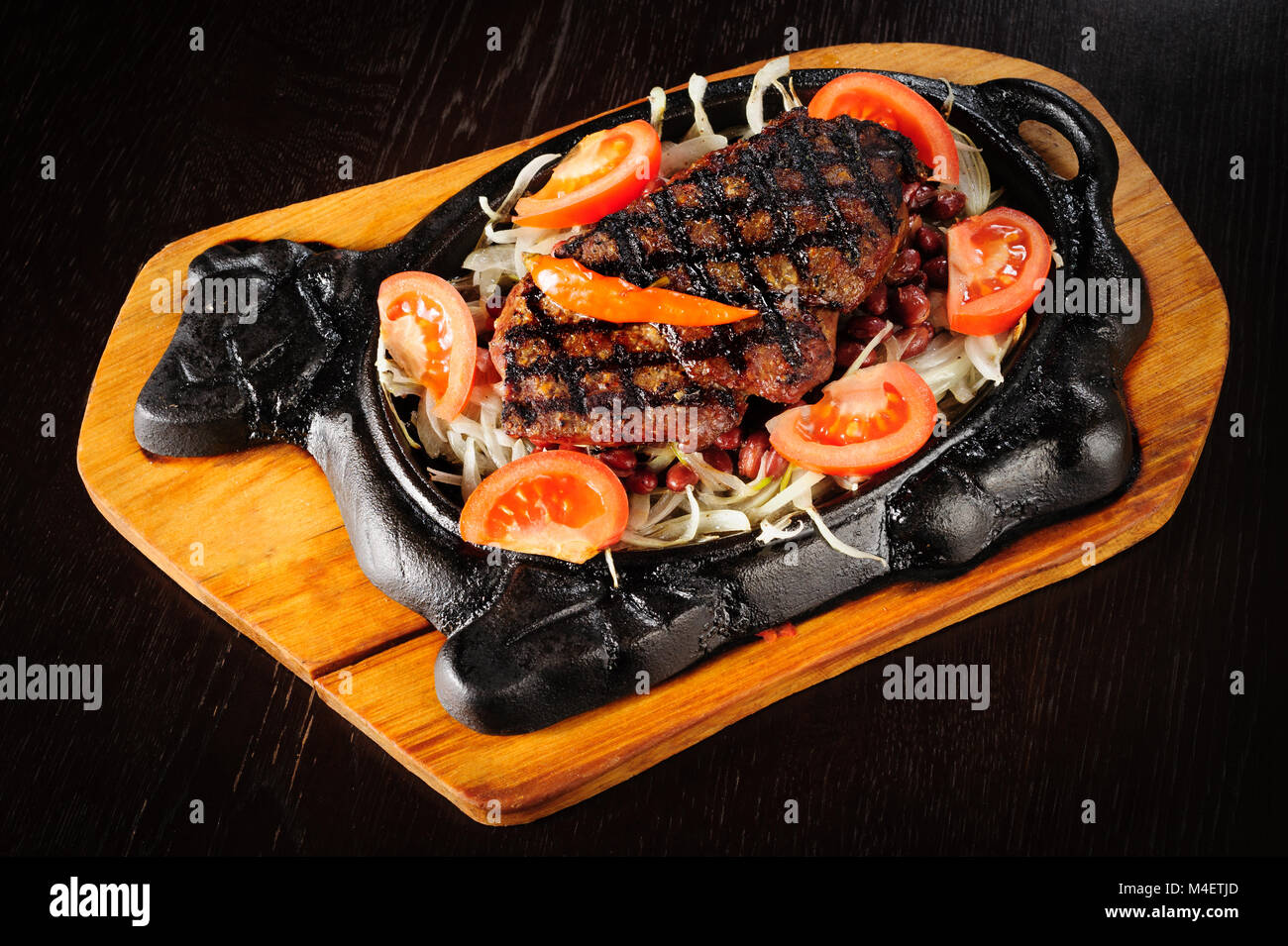 Filete de carne con frijoles rojos adorne Foto de stock