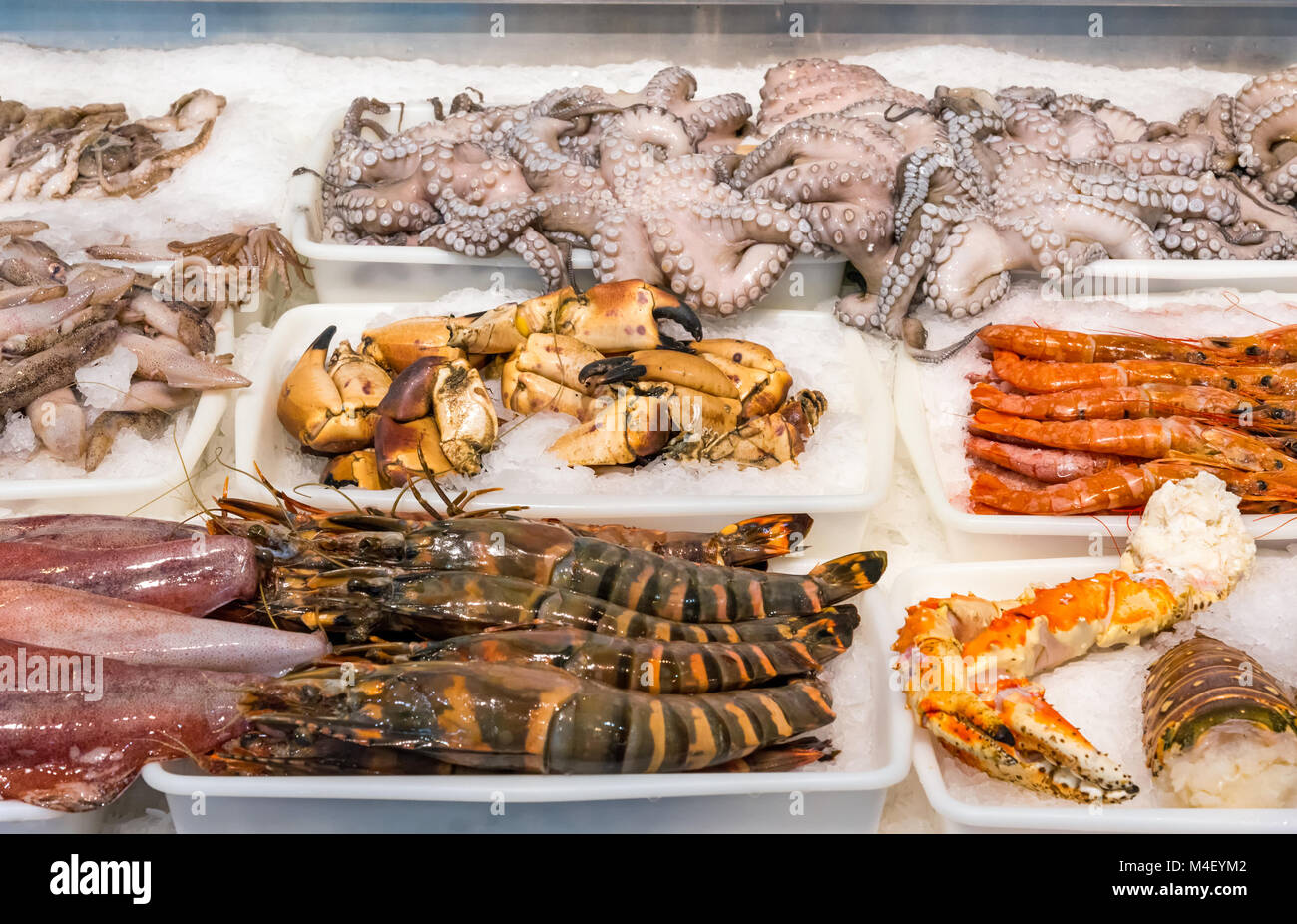 Mariscos y pescados para la venta en un mercado Fotografía de stock - Alamy