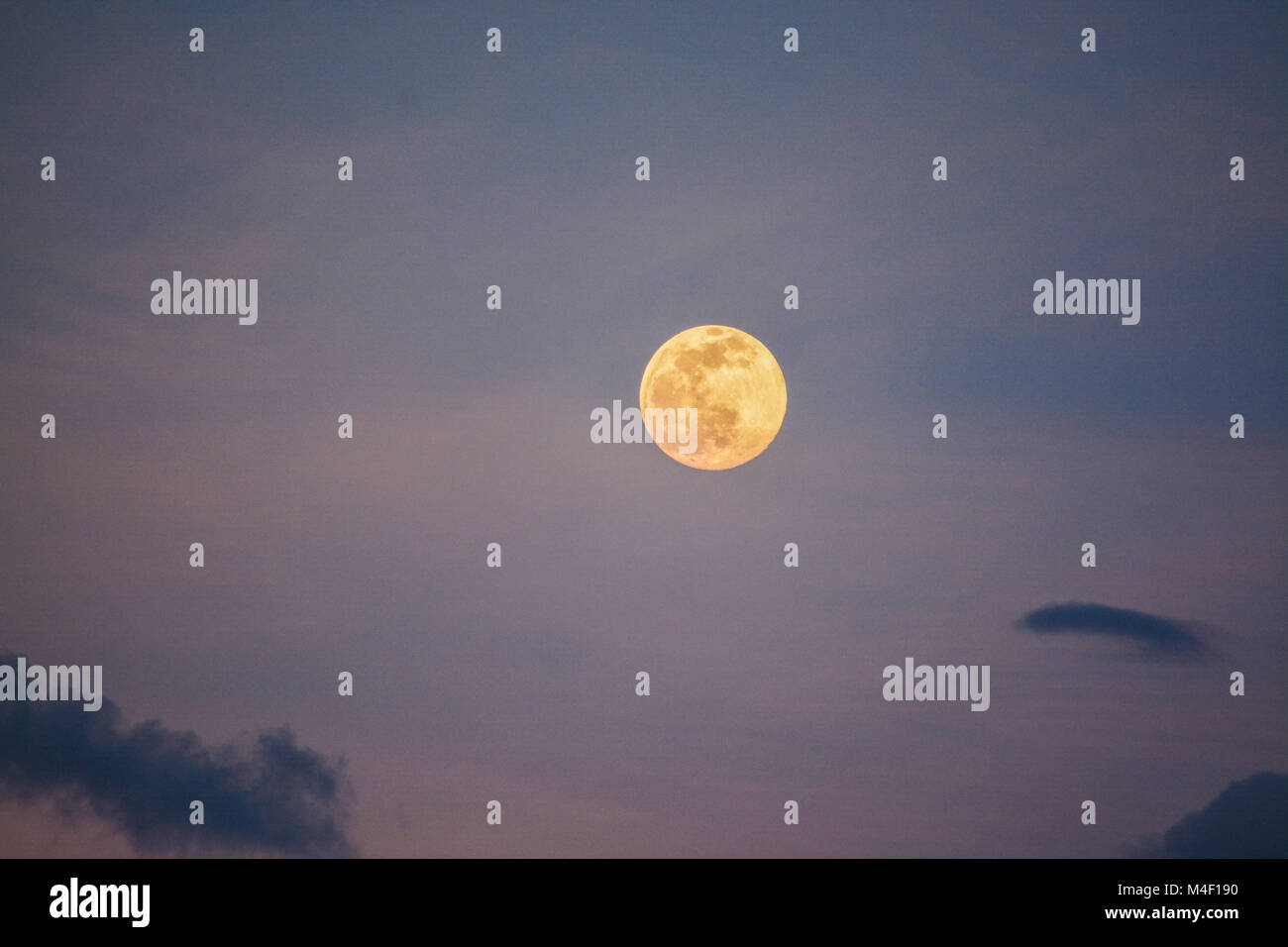 Luna llena sobre la bahía de Tampa en Florida. Foto de stock
