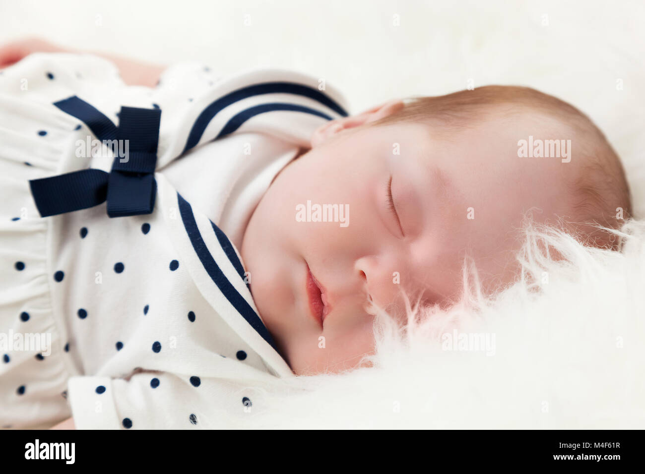 Recién nacido vestido fotografías e imágenes de alta resolución - Alamy