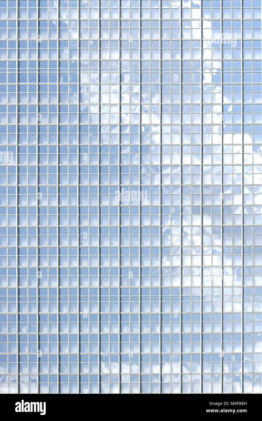 La fachada de un moderno edificio de oficinas con nubes reflexiones en windows. Foto de stock