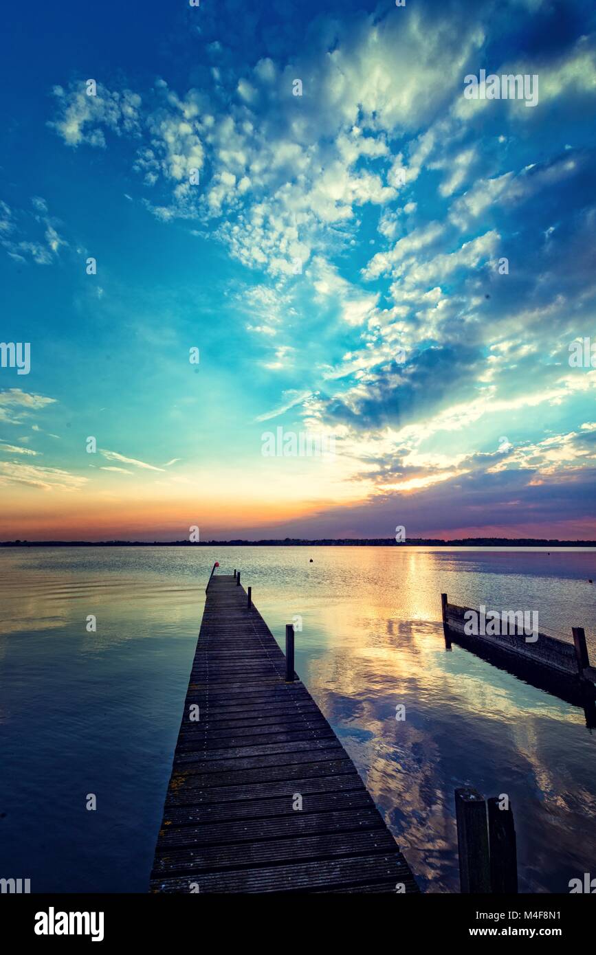 Atardecer en el lago Foto de stock
