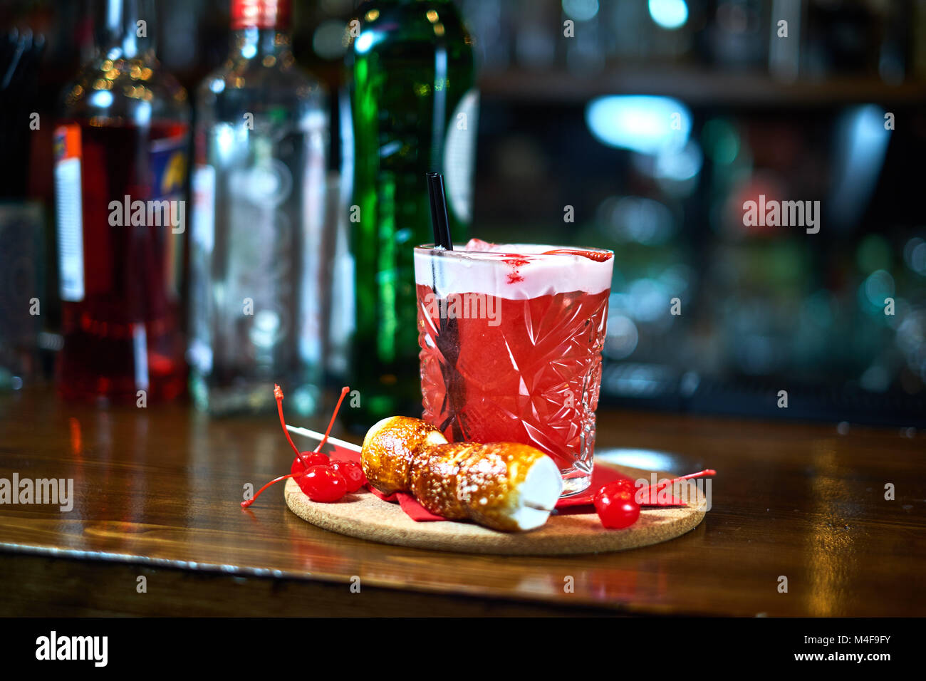 Cóctel de vidrio en la mesa de madera en el bar. Cámara lenta Fotografía de  stock - Alamy