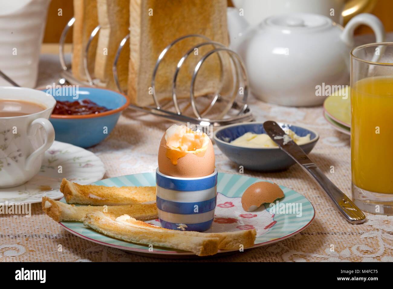 Huevo cocido con soldado hervidas tomamuestras Foto de stock