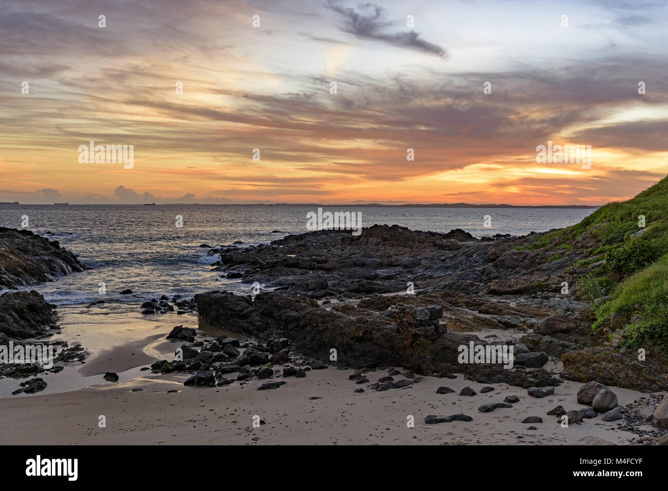 Sunset y la línea de horizonte en la Bahía de Todos los Santos Foto de stock