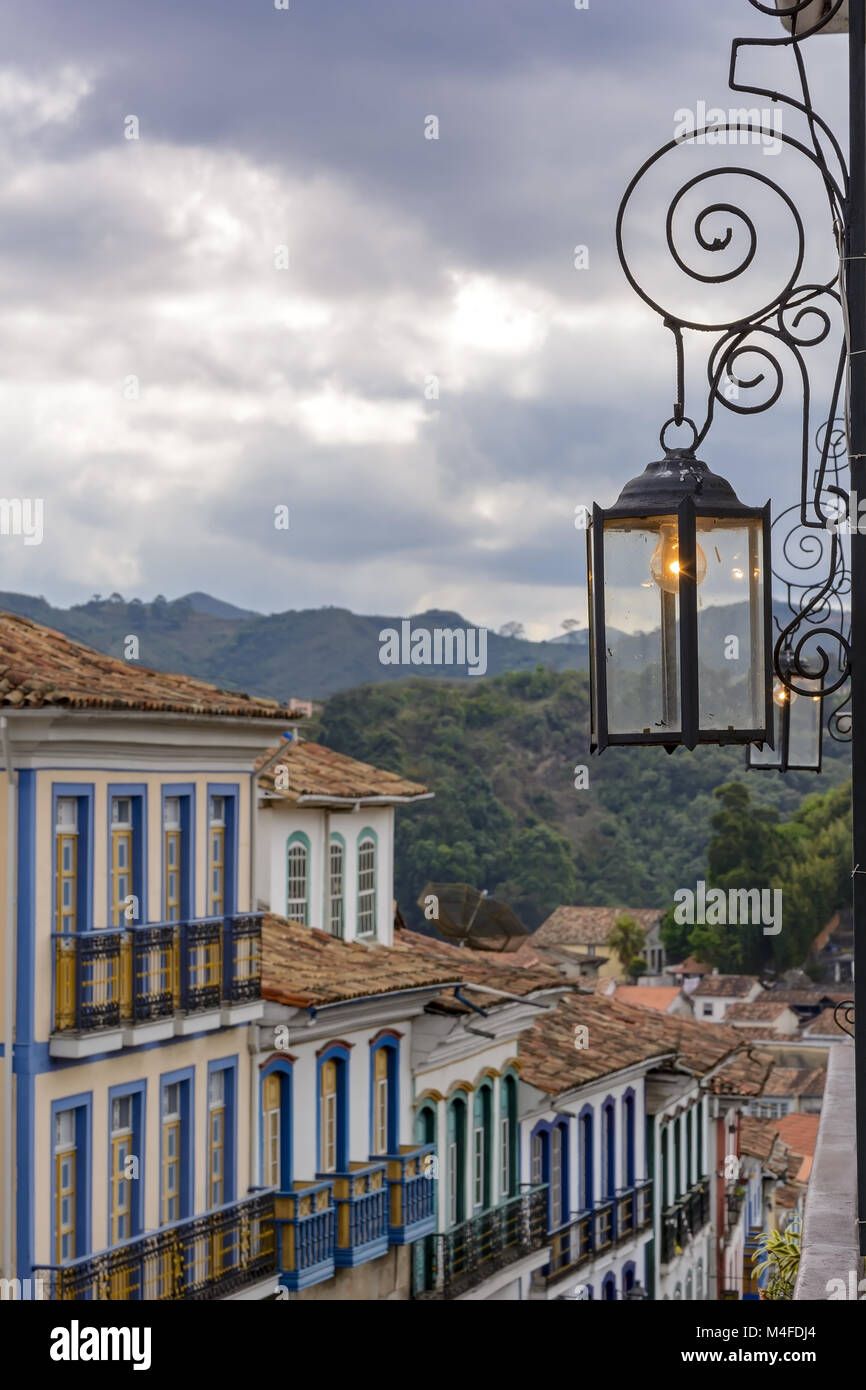 Calle de la ciudad de Ouro Preto y luces Foto de stock