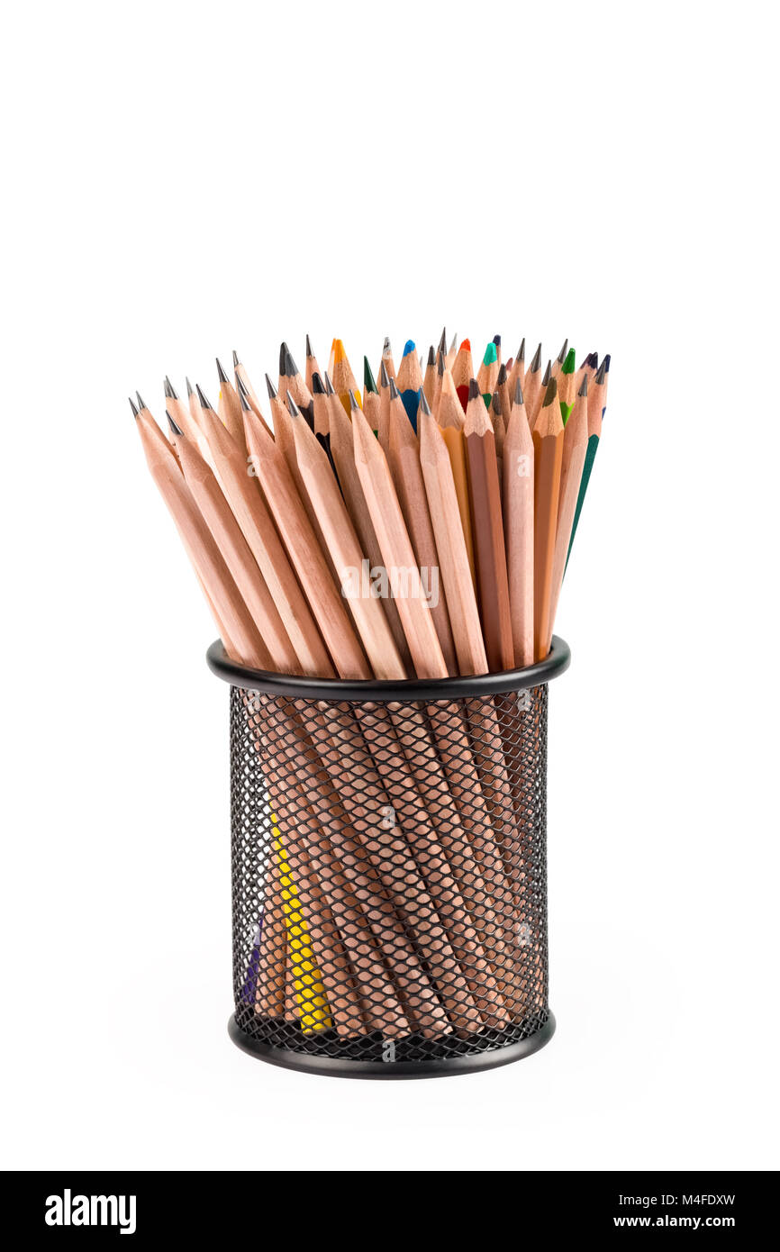 Varios lápices en contenedor de rejilla metálica Foto de stock