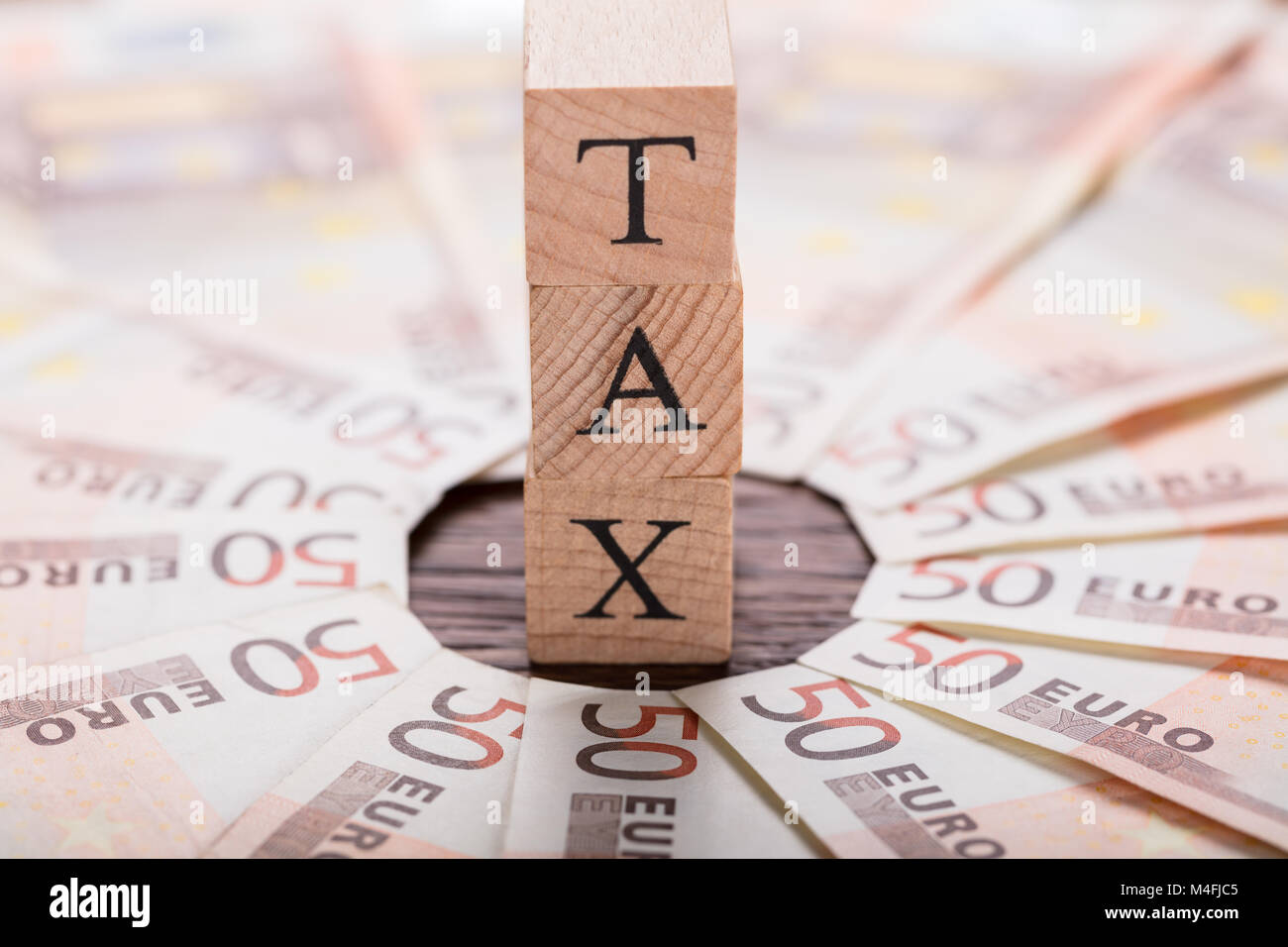 Concepto de impuestos con los billetes en el mostrador de madera Foto de stock