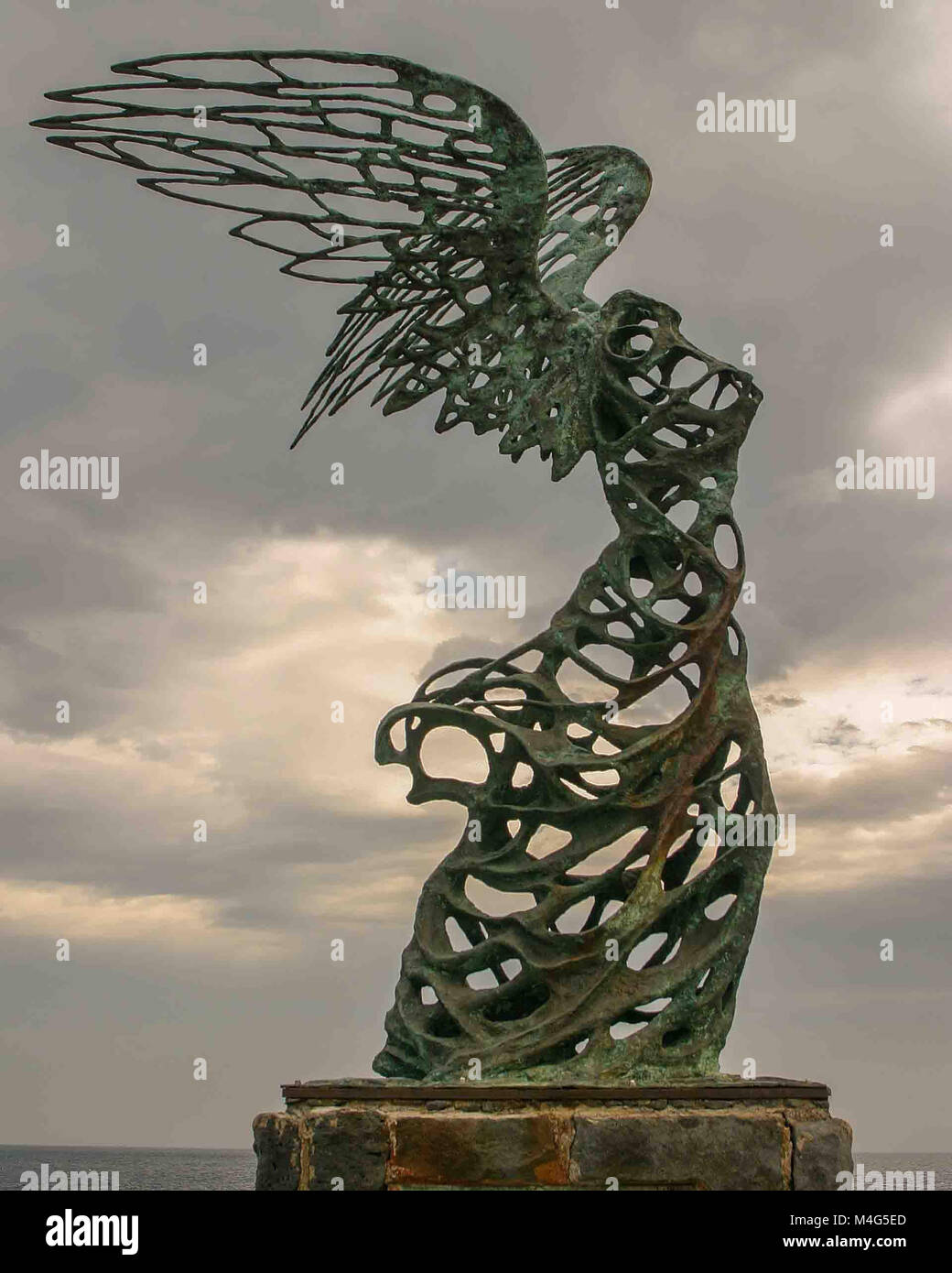 Giardini Naxos, Sicilia, Italia. 12 Oct, 2004. Una estatua de Nike, la diosa  de la victoria, por Carmelo Mendola, se encuentra en la ciudad balneario de  Giardini Naxos, Sicilia, Italia, con vistas