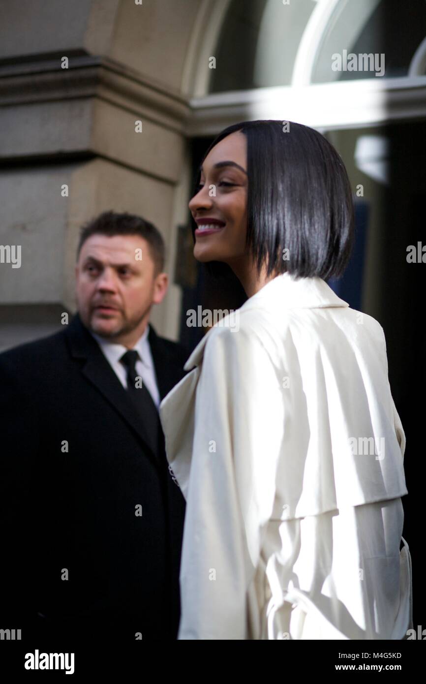Londres, Reino Unido. 16 Feb, 2018. Jourdan Dunn, Edward Enninful y Vanessa Kingori asistir a la morera'sAutumn-Winter 2018 desfile durante el primer día de la Moda de Londres : Londo Febrero 2018 Crédito: sherion mullings/Alamy Live News Foto de stock