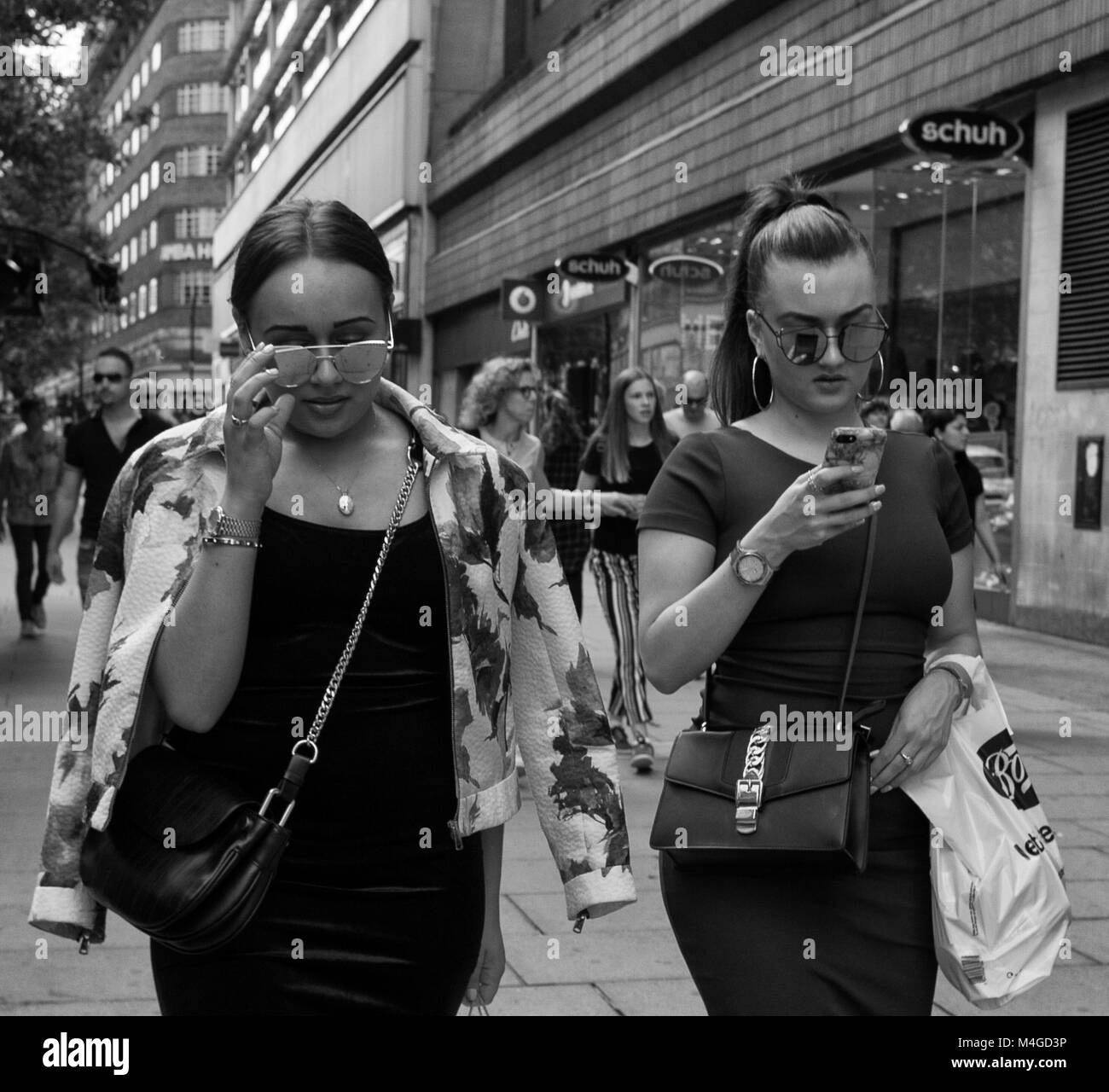 Fotografia En Blanco Y Negro De Dos Joven Caminando Por Oxford Street Londres Inglaterra Reino Unido Credito Pargo Londres Fotografia De Stock Alamy