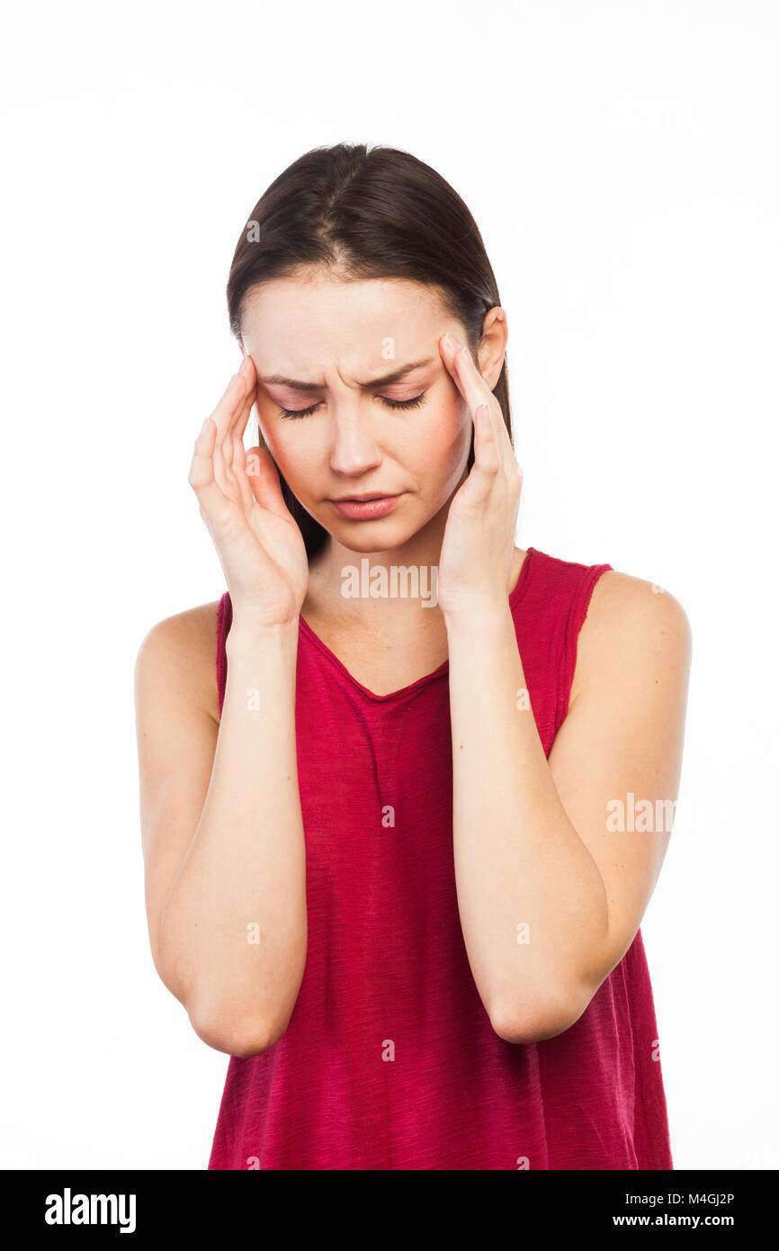 Retrato de una niña tener un dolor de cabeza o que parecía estresado, aislado en blanco Foto de stock
