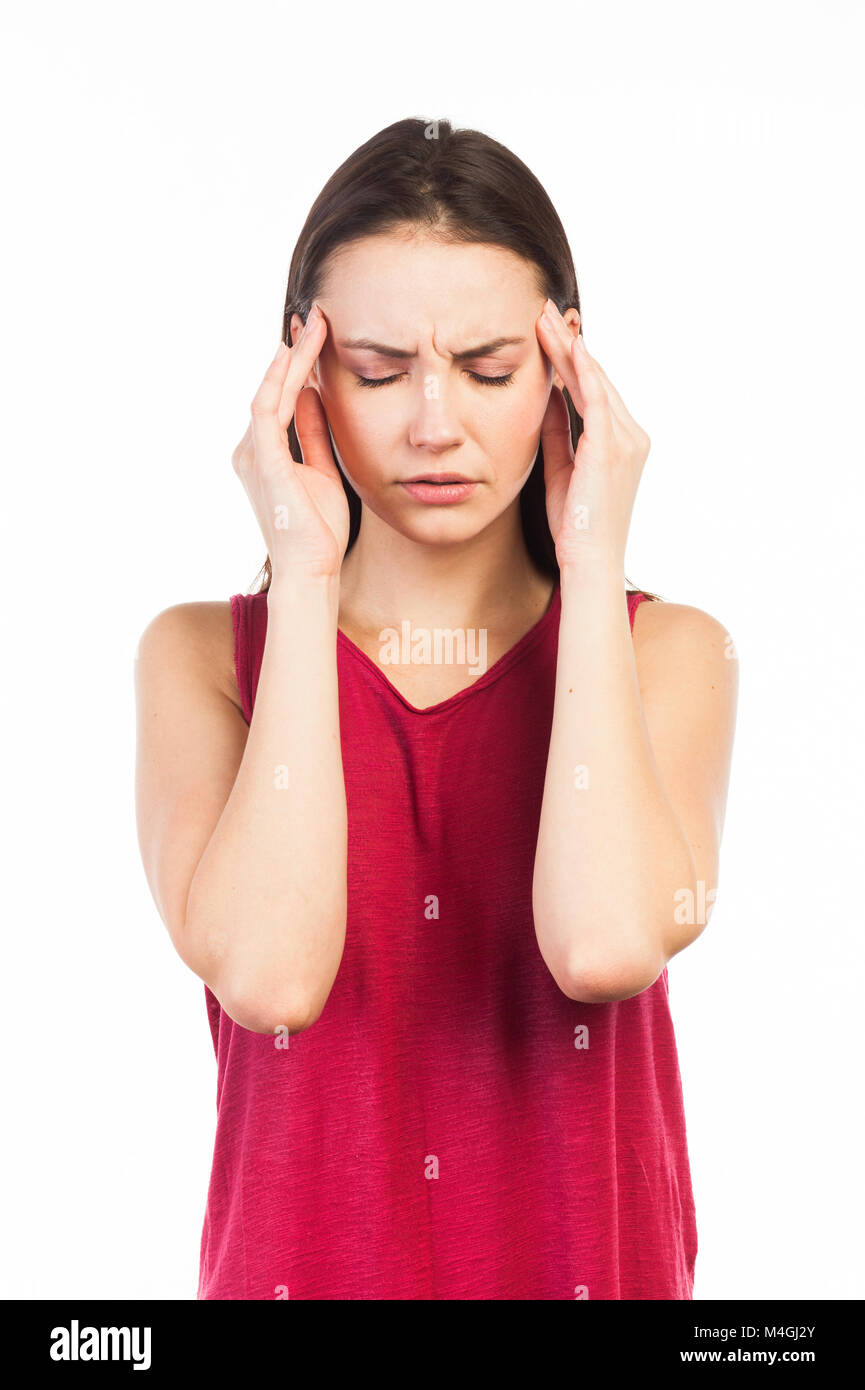 Retrato de una hermosa mujer tener un dolor de cabeza o que parecía estresado, aislado en blanco Foto de stock