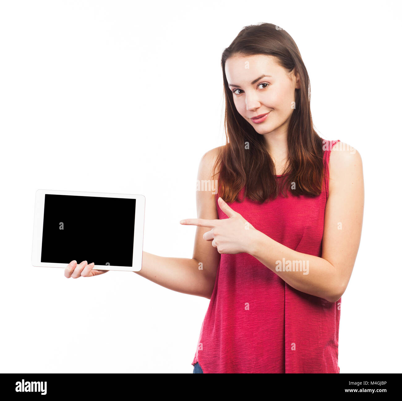 Mujer joven holding y mostrando la pantalla en blanco de una tableta electrónica, aislado en blanco Foto de stock