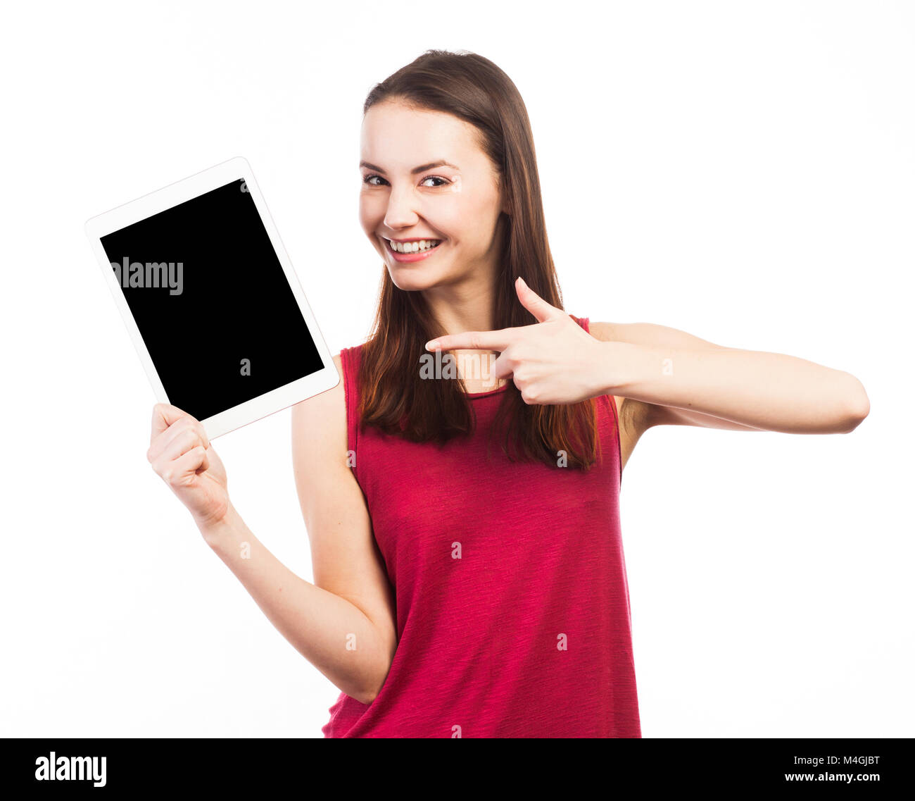 Mujer alegre celebración y mostrando la pantalla en blanco de una tableta electrónica, aislado en blanco Foto de stock