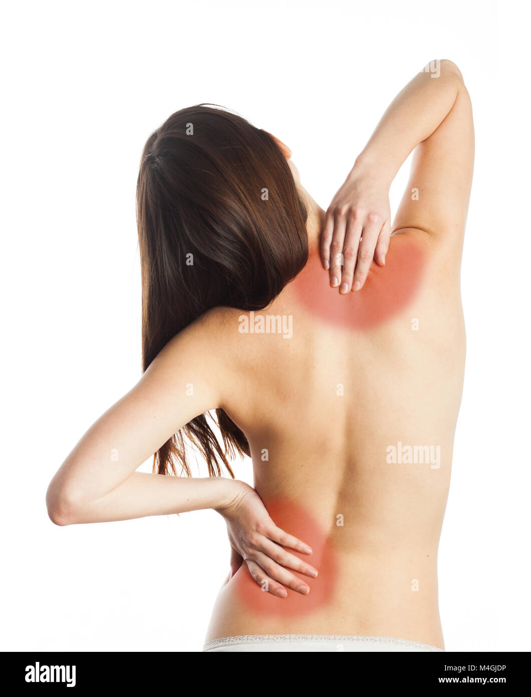 Mujer joven tocándole la espalda dolor, aislado en blanco Foto de stock