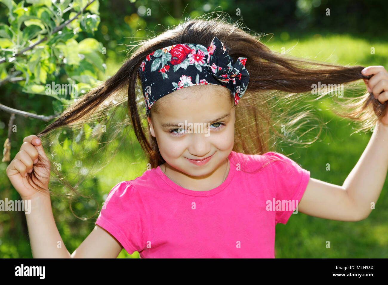 Niña con pañuelos en la cabeza en el parque Fotografía de stock - Alamy