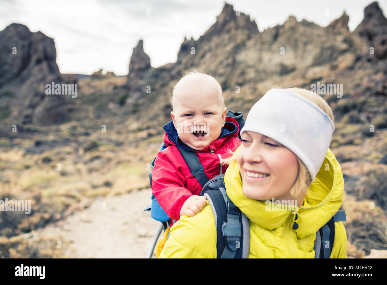 electo Estribillo milicia Madre con niño viajando en mochila. Trekking Aventura con niño en otoño de  viaje familiar en las montañas. Viaje de vacaciones con bebé llevado o  Fotografía de stock - Alamy