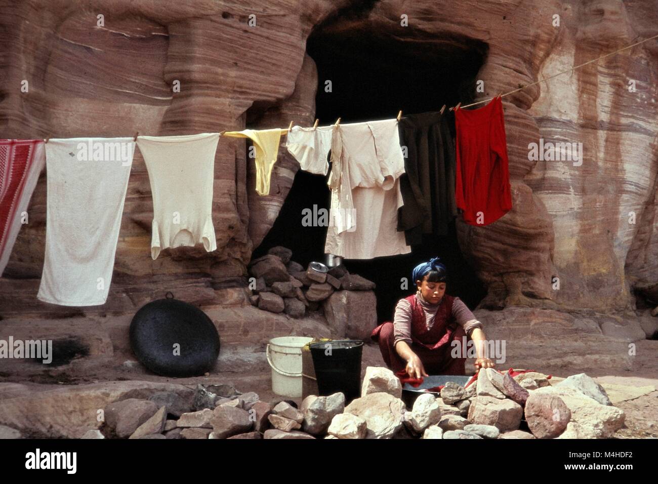 Un beduino chica lava su ropa antes de su casa en el barranco de Petra  Fotografía de stock - Alamy