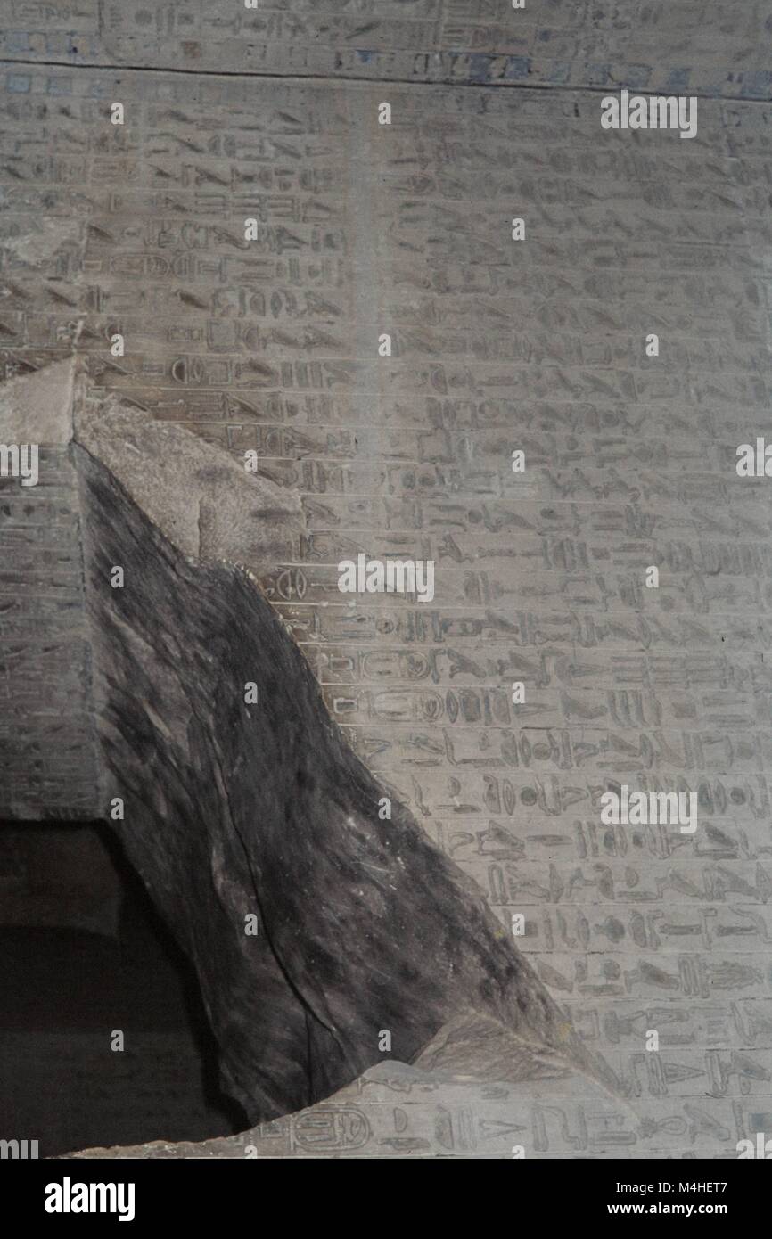 Jeroglíficos en la entrada a la cámara mortuoria del rey anus anus en la pirámide en Saqqara Norte. Foto de stock