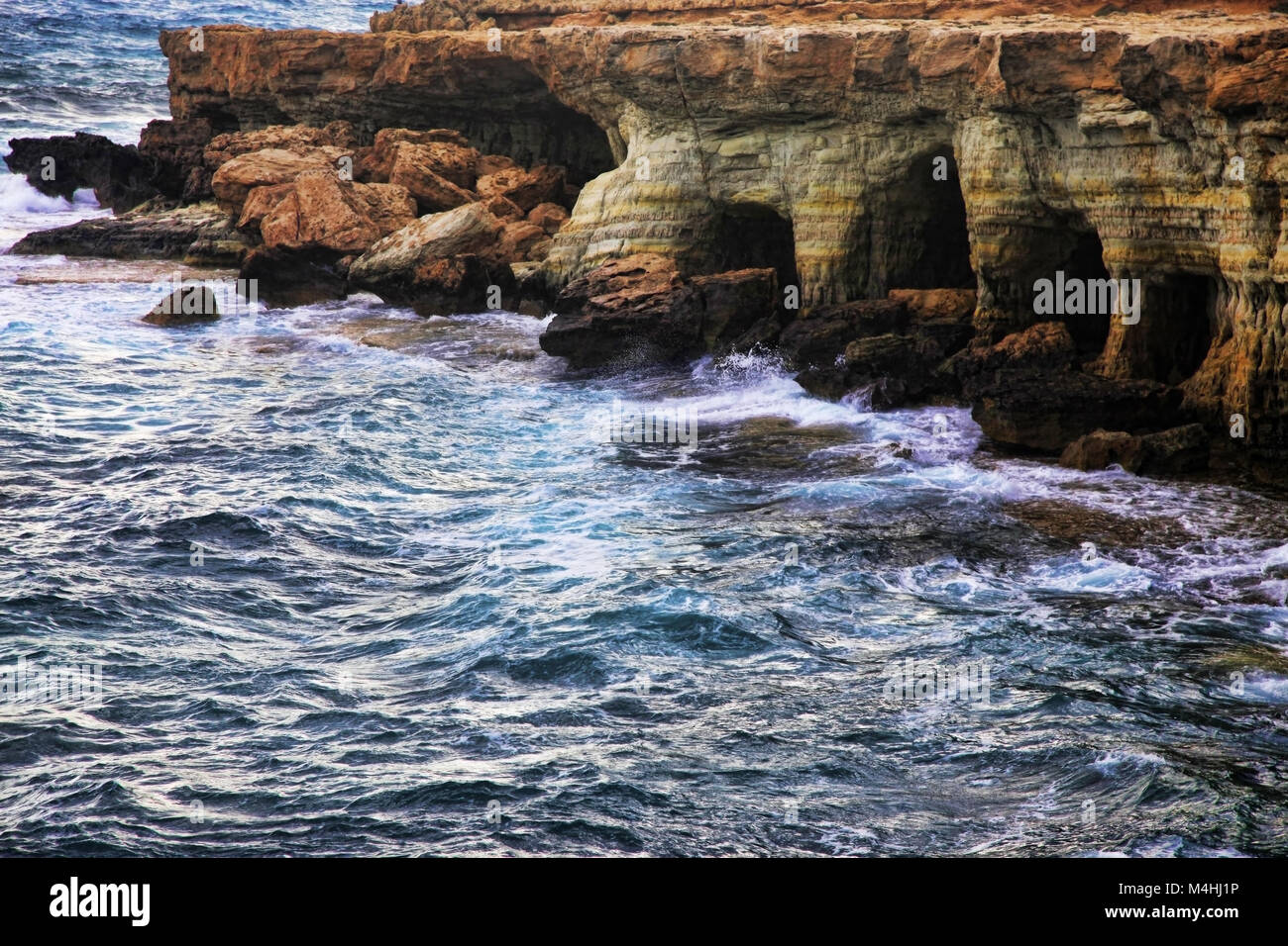 Cuevas del mar cerca de Cape Greko. Cuprus, Ayia Napa Foto de stock