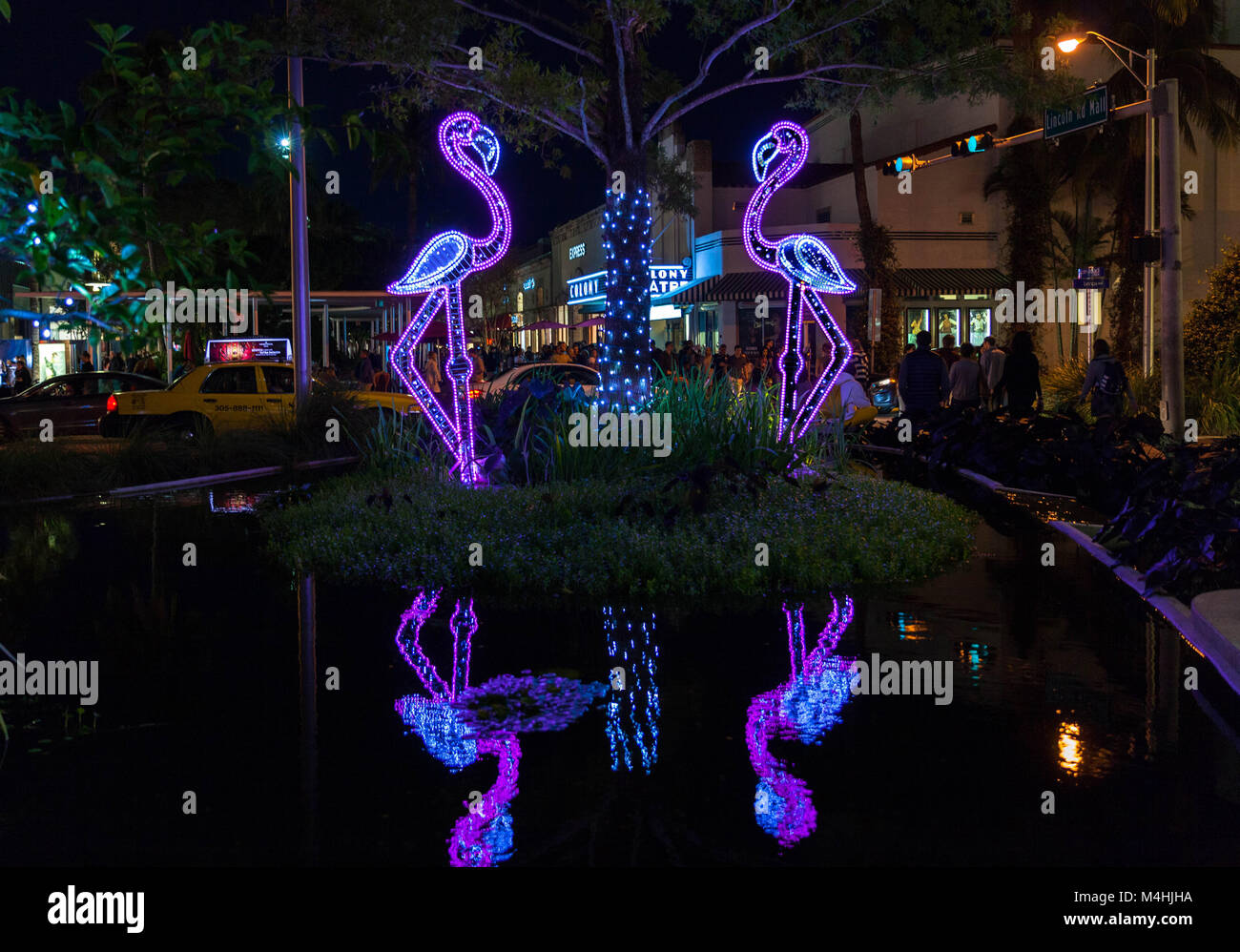 Flamingos luminosa, Lincoln Road, Miami Beach, Florida, EE.UU. Foto de stock