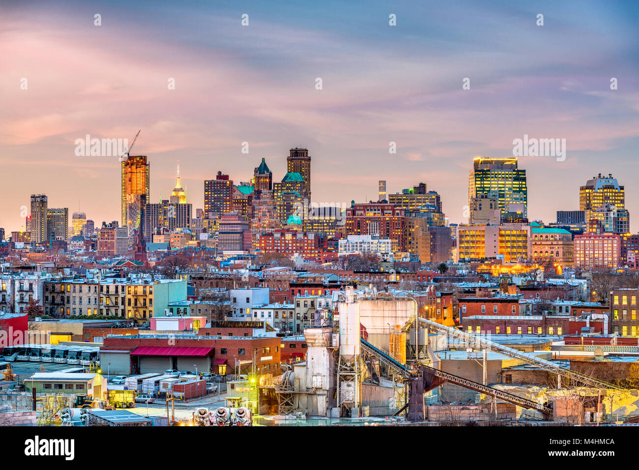 Brooklyn, Nueva York, Estados Unidos skyline con zonas industriales al anochecer. Foto de stock