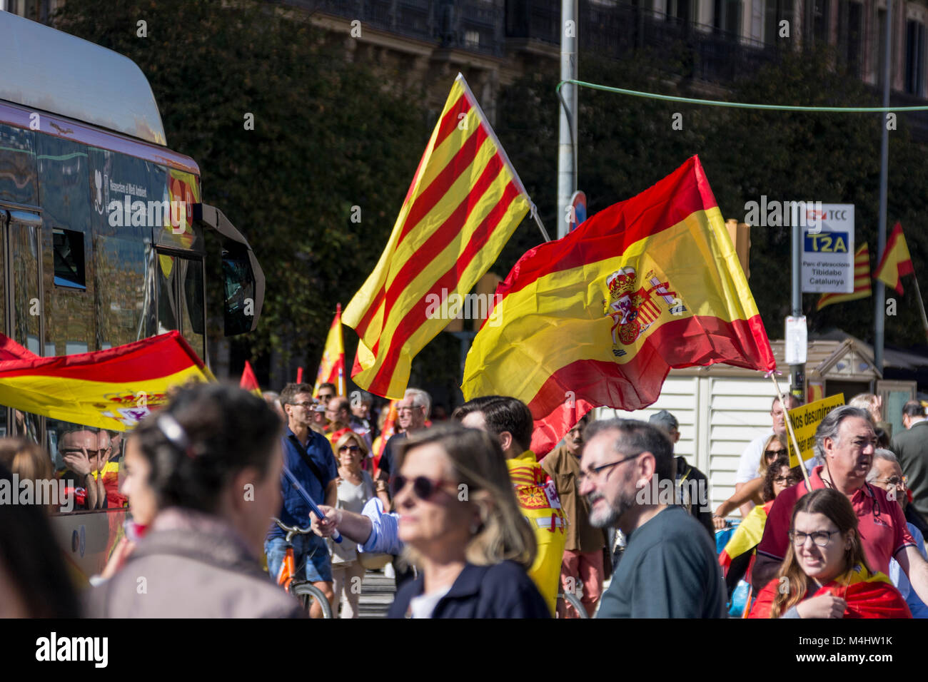 Demostración für den Verbleib Kataloniens in Spanien, gemeinsame Aktion von und Spanienanhängern Katalanen Foto de stock