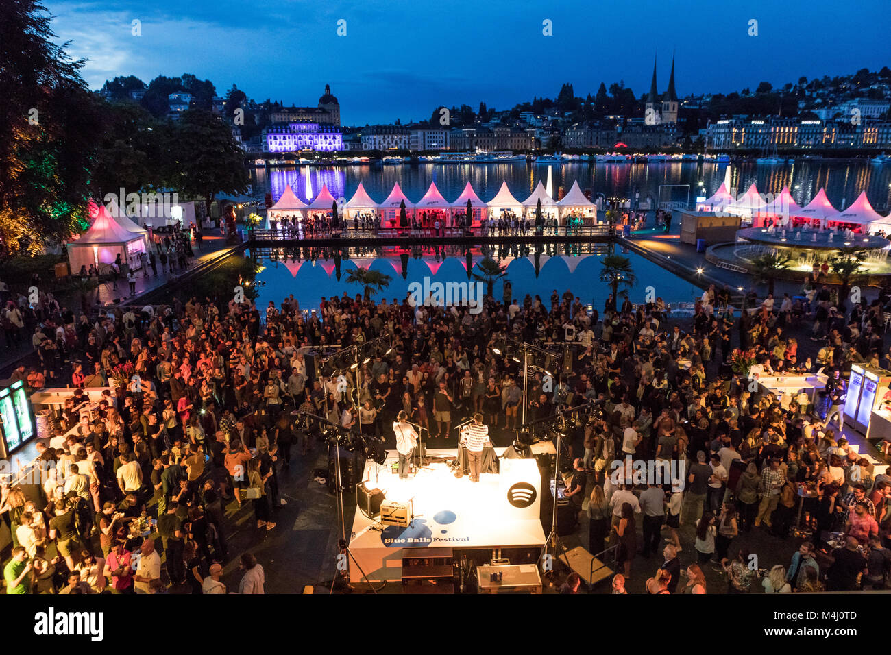 25. Bolas azules en el Festival de Lucerna Foto de stock