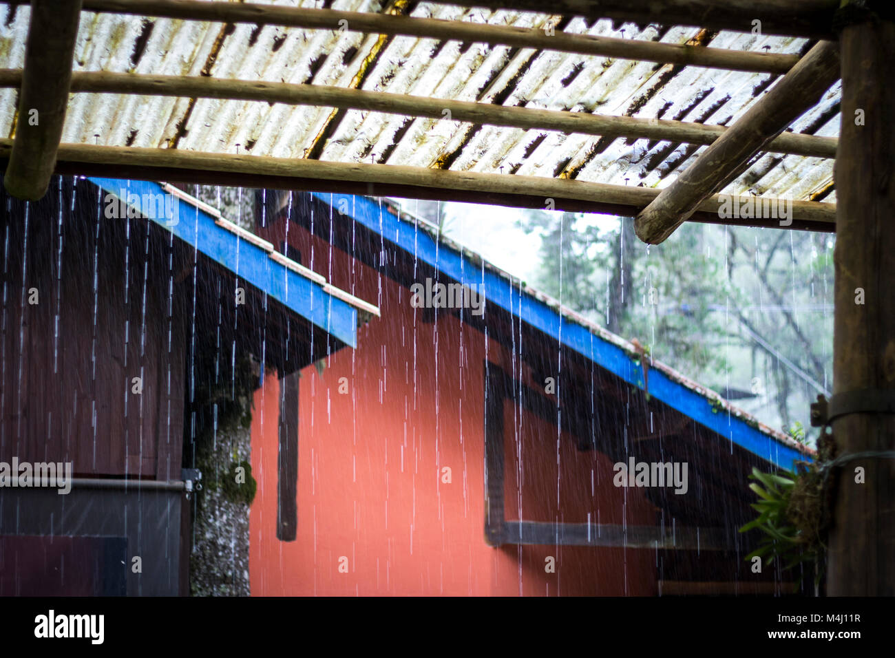 Casa de campo en un día de lluvia Fotografía de stock - Alamy