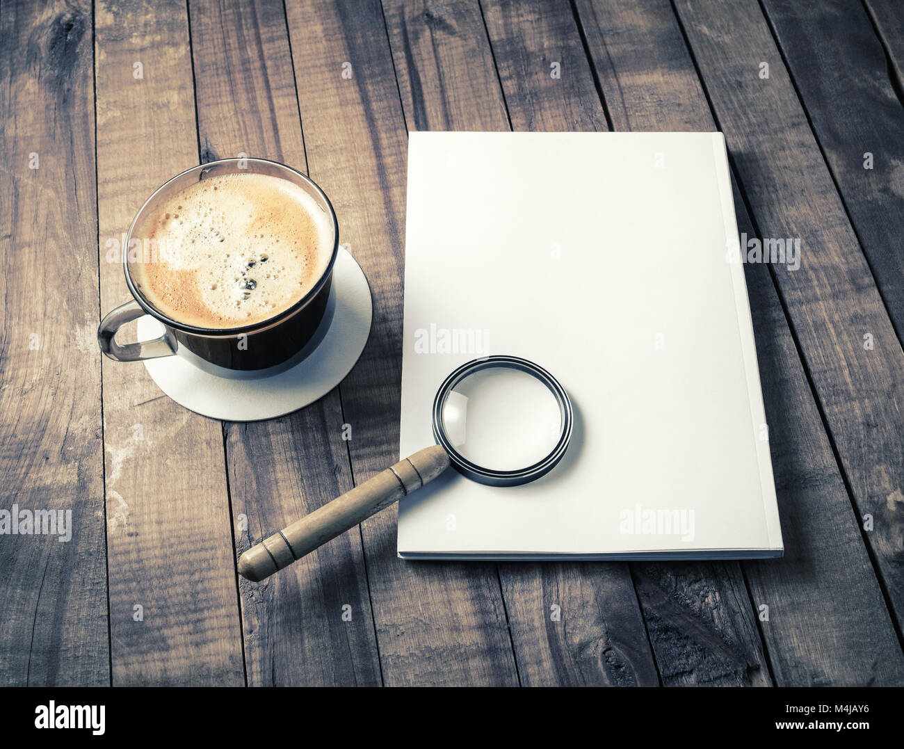 Folleto, lupa, taza de café Fotografía de stock - Alamy