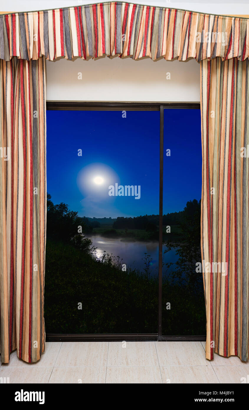 La vista de la ventana de la luna llena Foto de stock