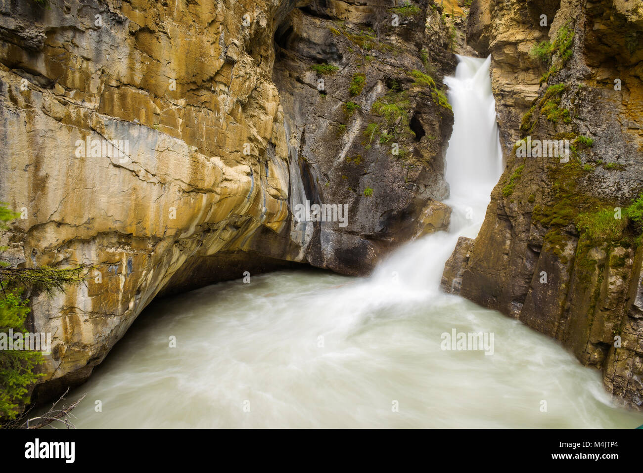 Lower Falls en Johnston Canyon, Parque Nacional de Banff, Canadá Foto de stock